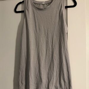 Old Navy Women's Light Gray Muscle Tee